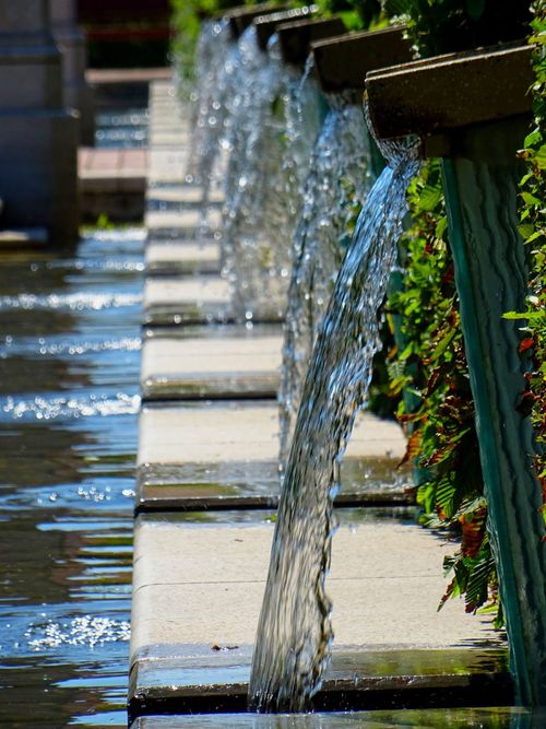 Free Aesthetic garden fountain with multiple streams of cascading water creating a serene atmosphere. Stock Photo