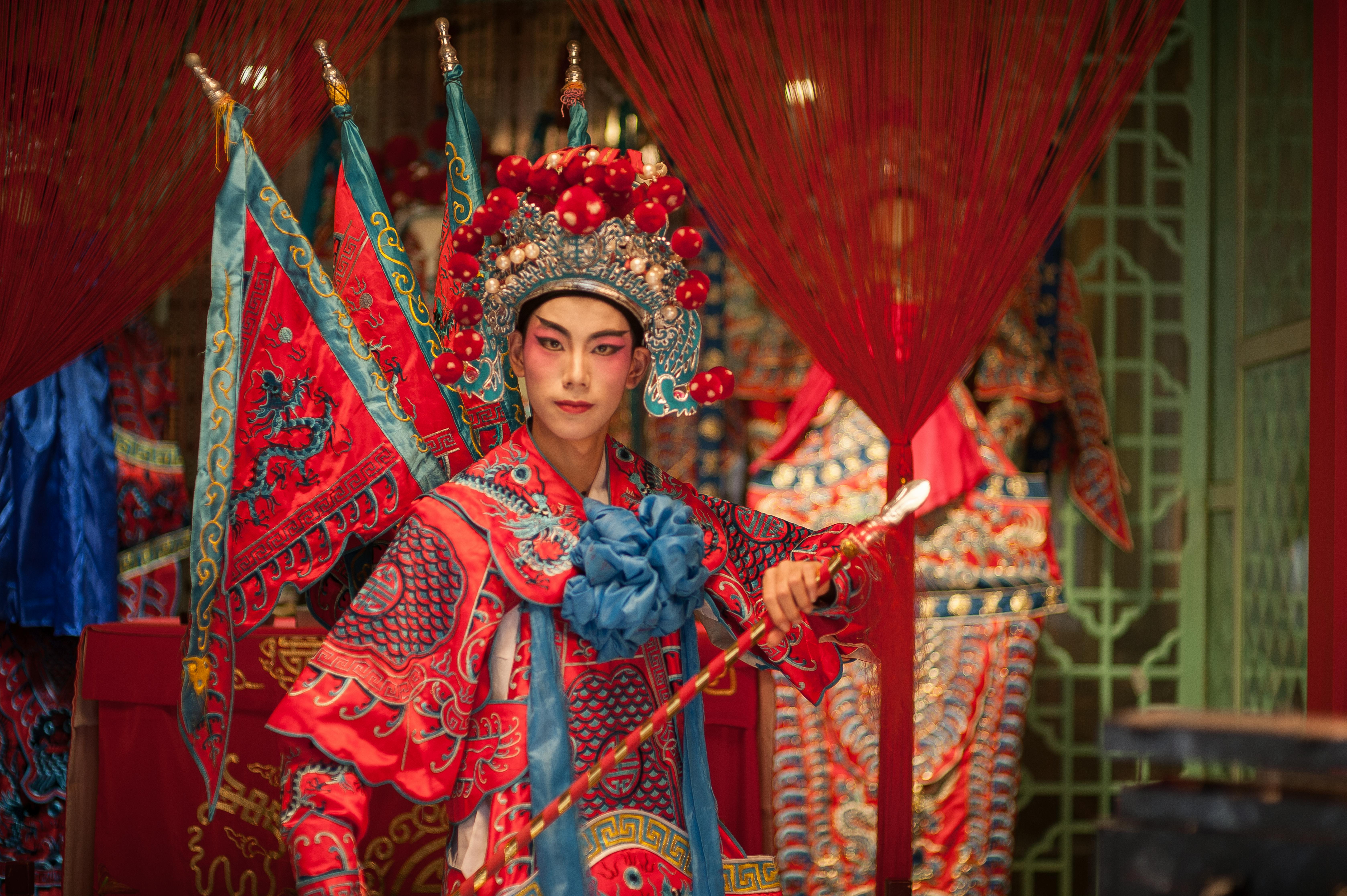 grátis Representação vívida de um artista de ópera tradicional chinesa em traje ornamentado. Foto profissional