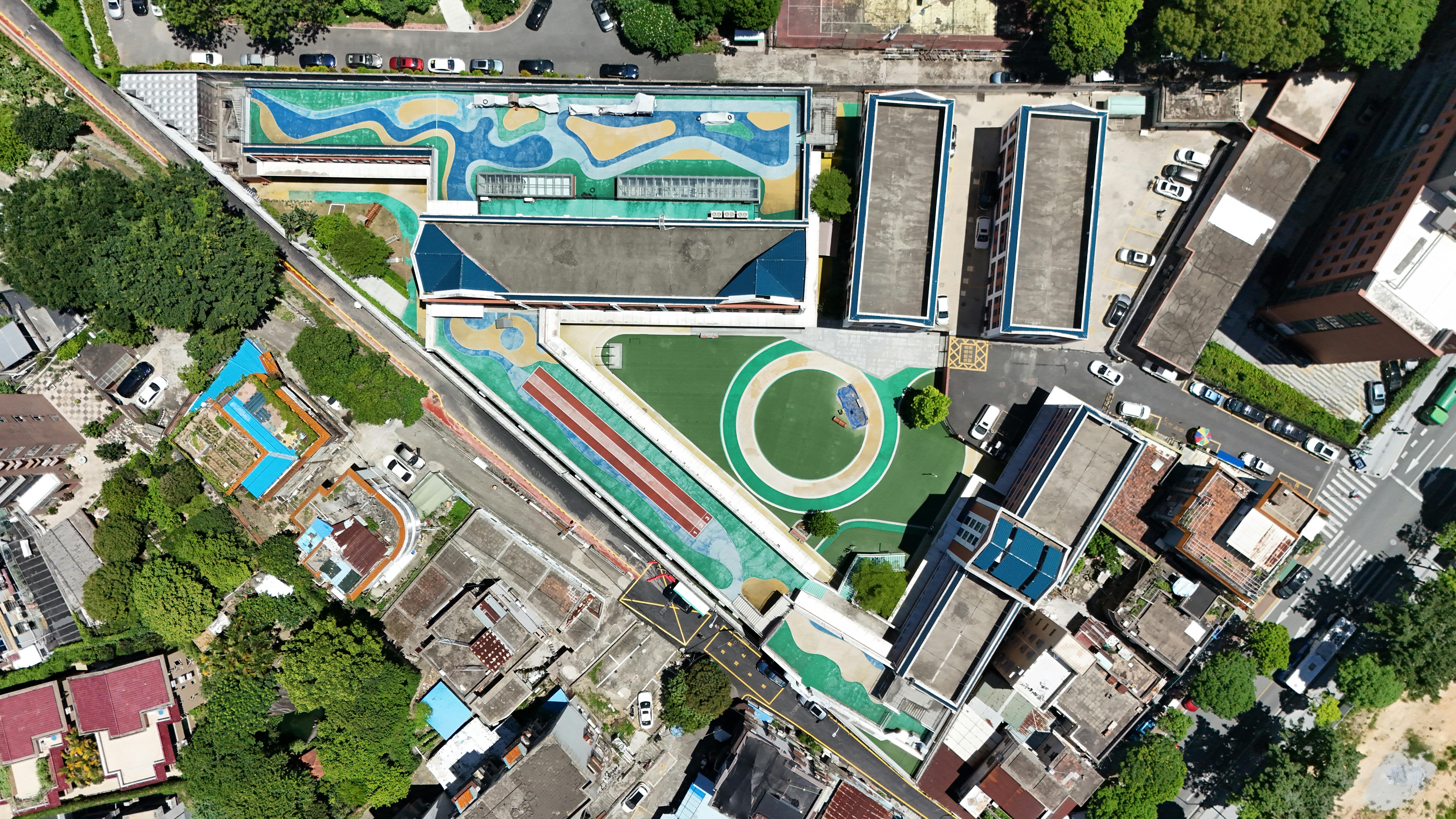 Şcolile din oraș beneficiază de echipamente moderne.