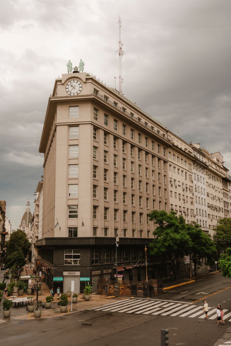 Clock-topped classical corner block in Buenos Aires — photo by Valentina Rodriguez on Pexels