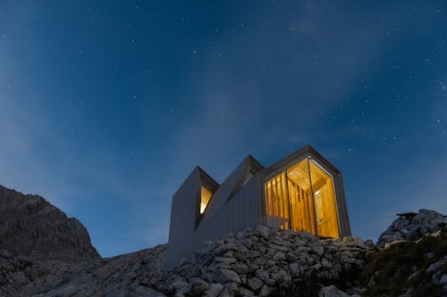 Фотография здания на вершине скал