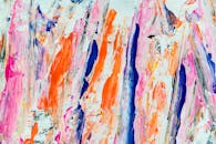 动态抽象艺术品以大胆的颜色和笔触为特色