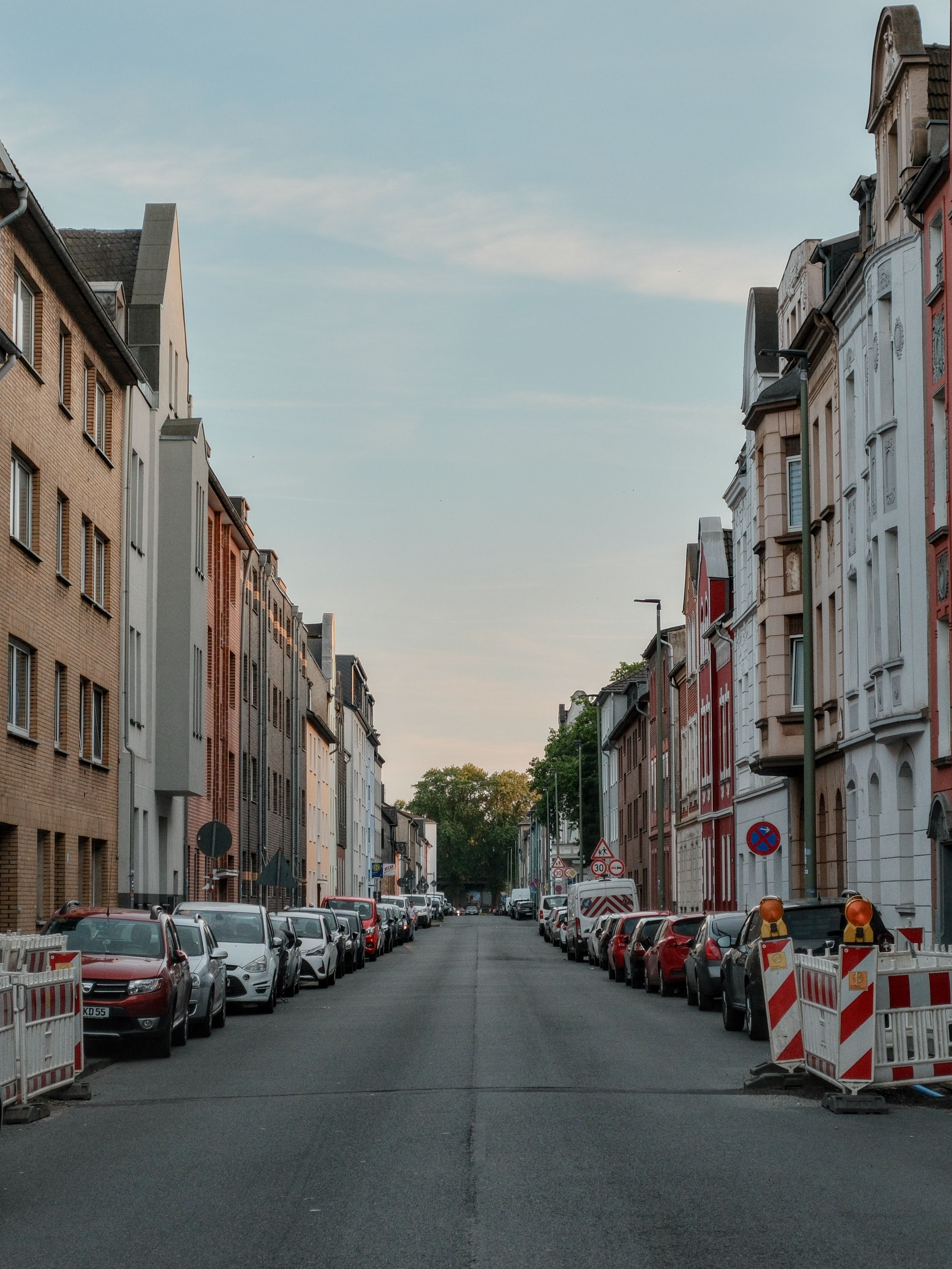 A city street with cars parked on both sides · Free Stock Photo