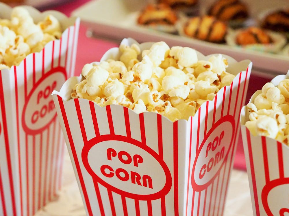 jedzenie, kino, popcorn; Podpis: Kto kogo zaprasza do kina?