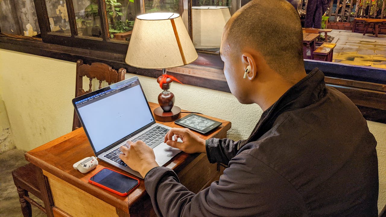 Về nỗi sầu muộn của người Anh của Iris Moon