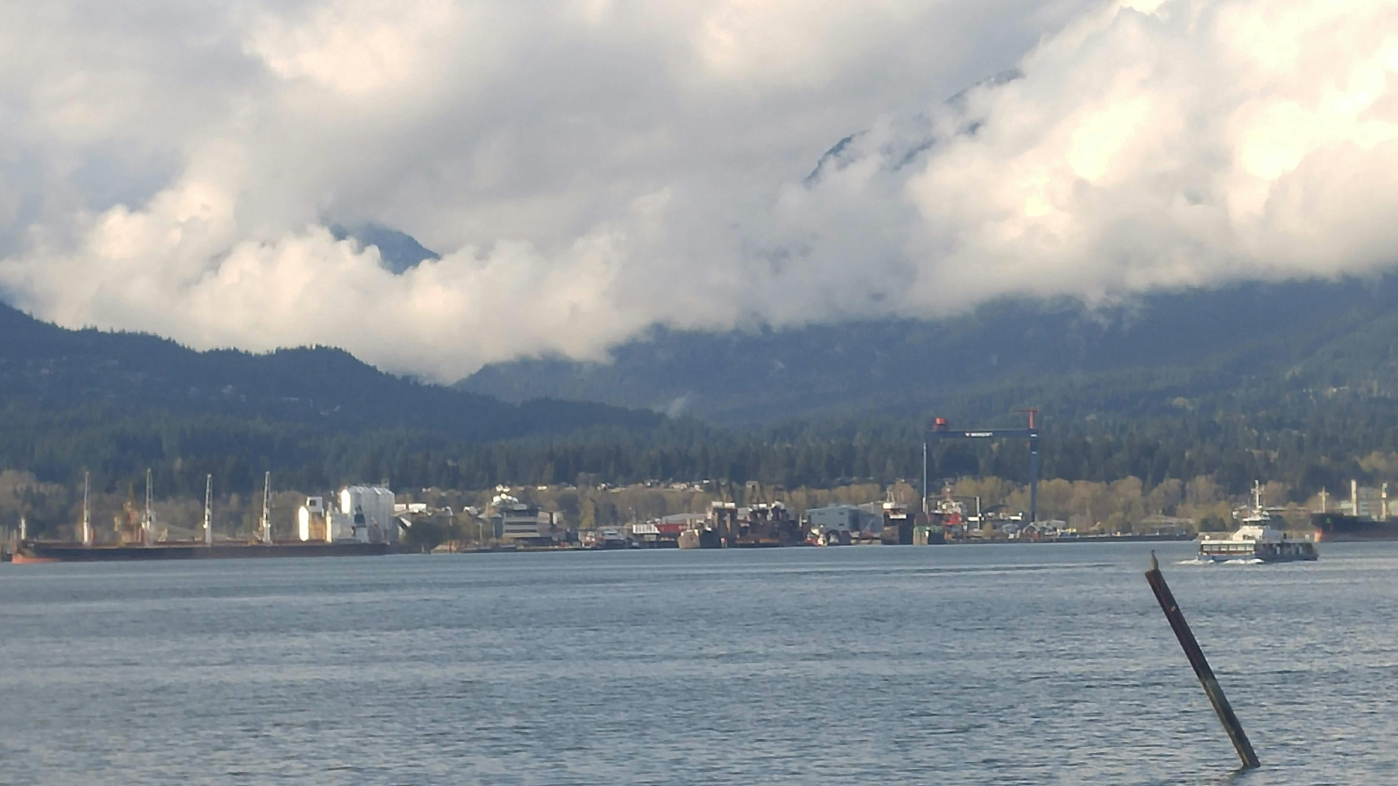 Beduinenlager bei Sonnenuntergang für die Heritage Desert Safari mit traditioneller Atmosphäre und Lagerfeuer.