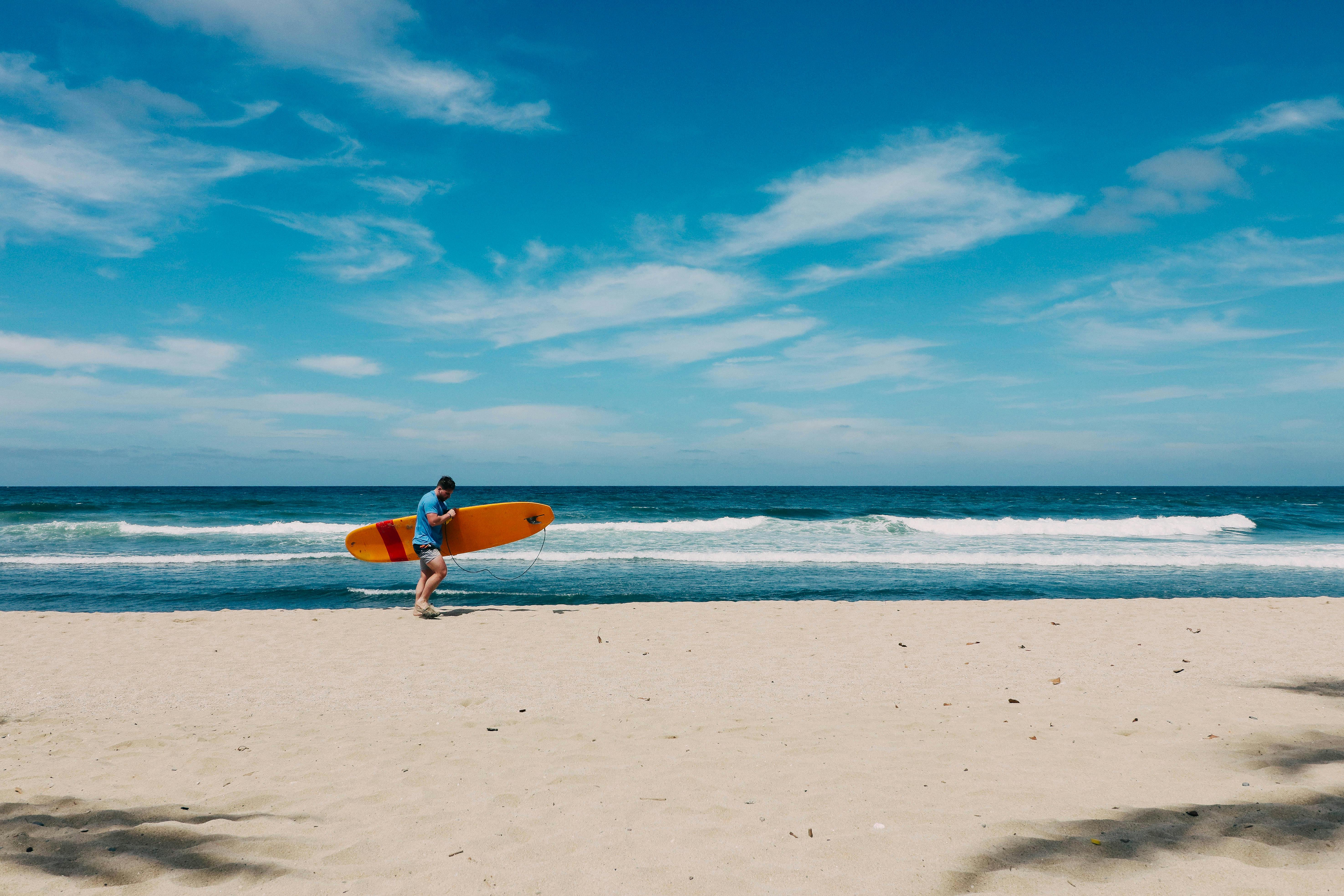 View of the sea under a blazing sun, a classic place for extreme heat self-care by water.