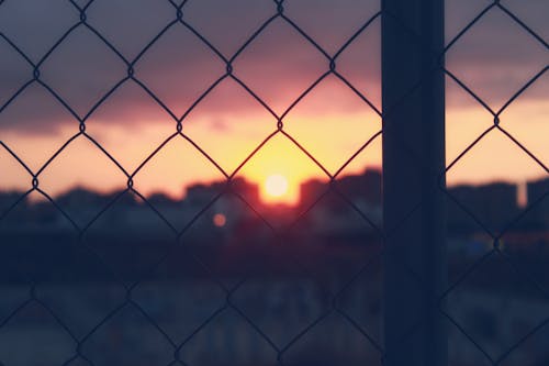şafakta Zincir Bağlantı çitinin Yakın çekim Fotoğrafı