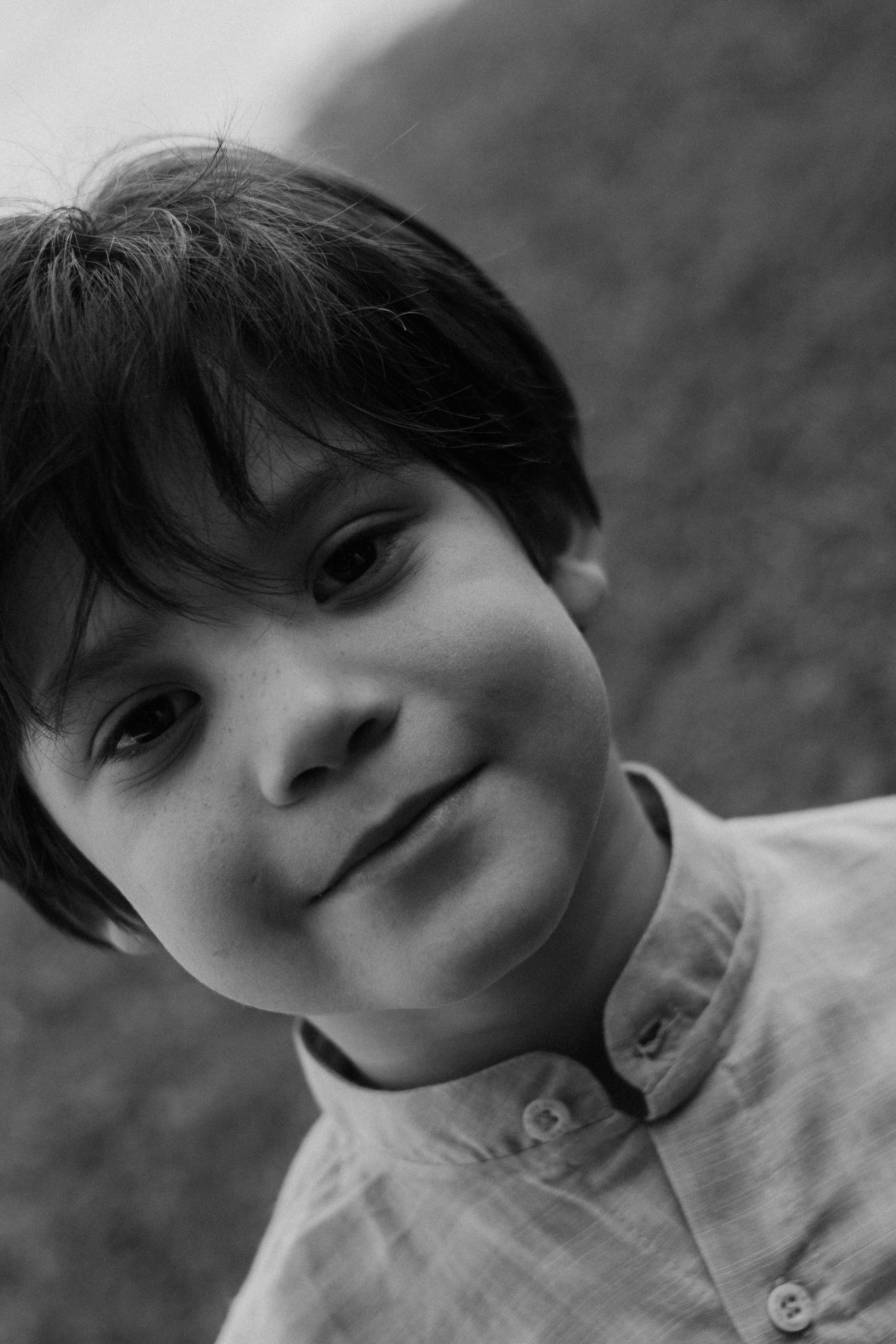 Retrato En Blanco Y Negro De Un Niño Sonriente Al Aire Libre · Foto de ...