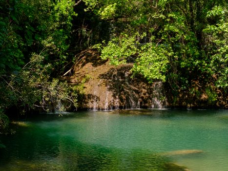 Friedlicher Wald & Wasserfall – Naturmotiv als Hintergrundbild (von Engin Akyurt, 11648×8736, #33134381)