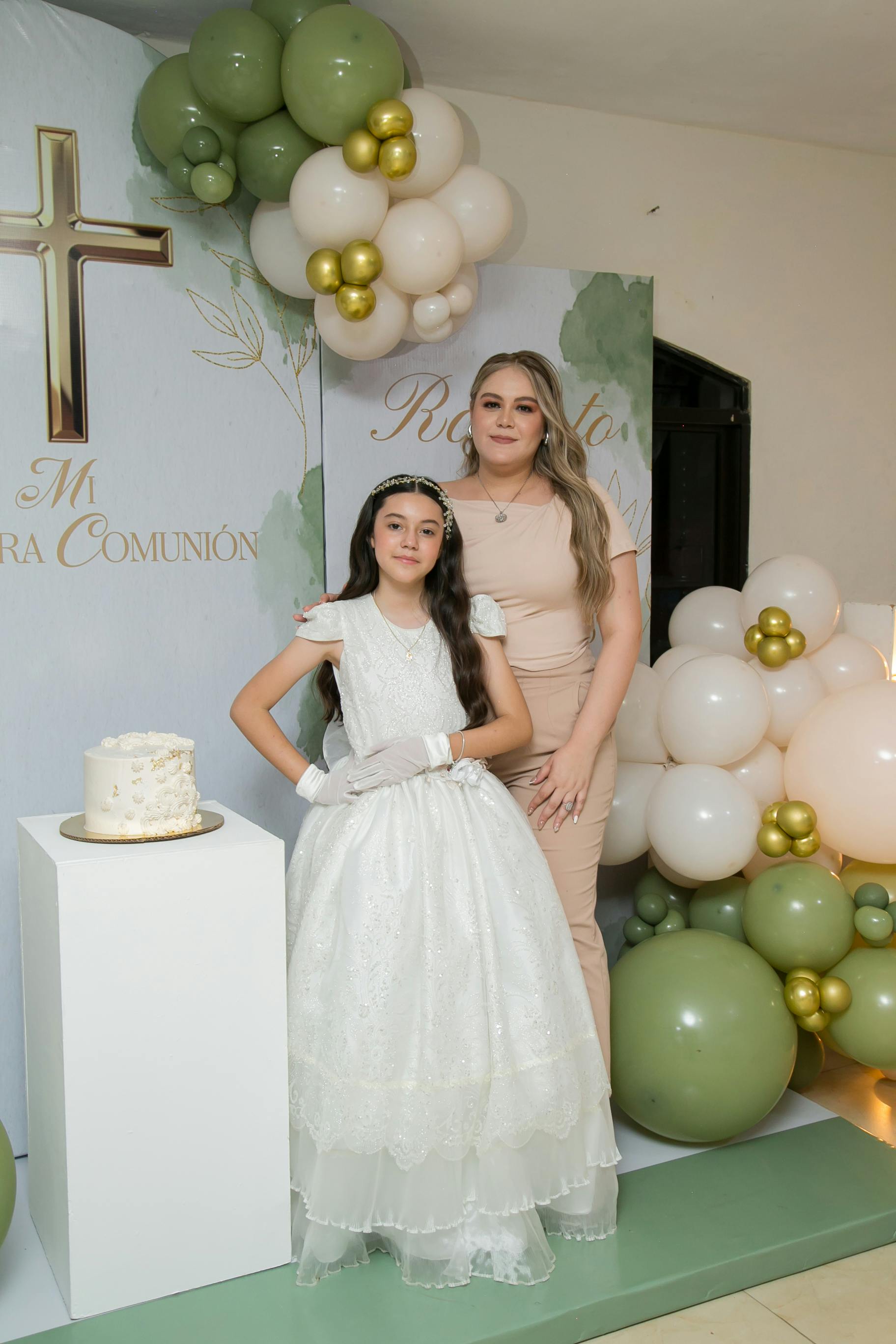 ฟรี หญิงสาวในชุดศีลมหาสนิทกับผู้ใหญ่ในงานฉลองศีลมหาสนิทครั้งแรกของเธอ คลังภาพถ่าย