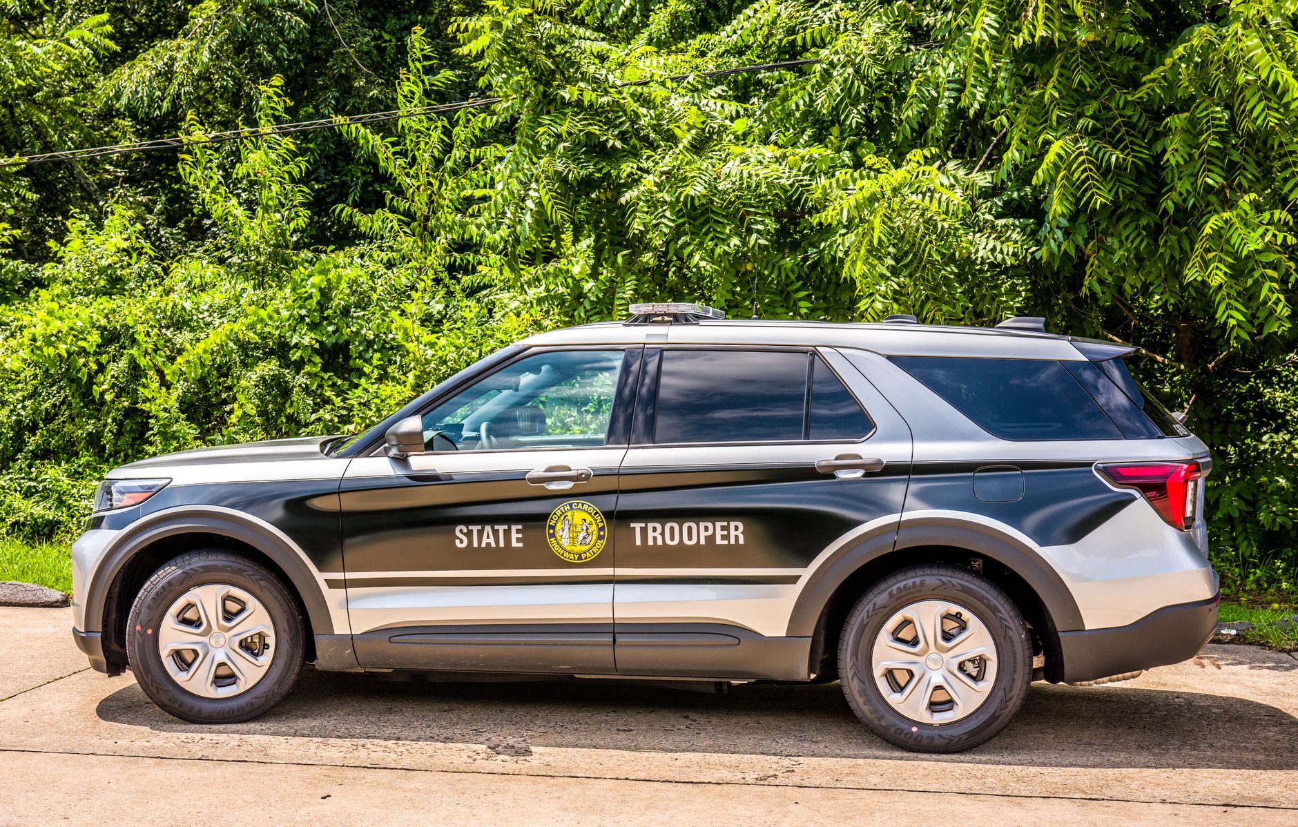 Xe cảnh sát Bexar County đậu trước khu đất nông thôn sau cuộc truy quét đá gà ban đêm