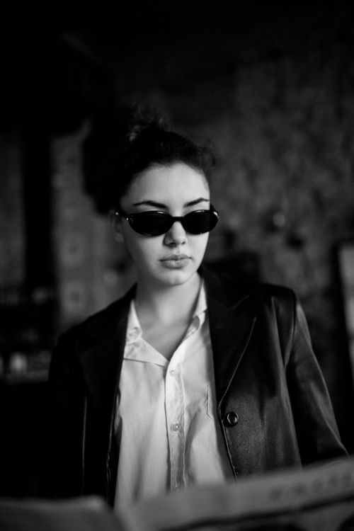 Free Monochrome portrait of a woman in sunglasses exuding elegance and style. Stock Photo