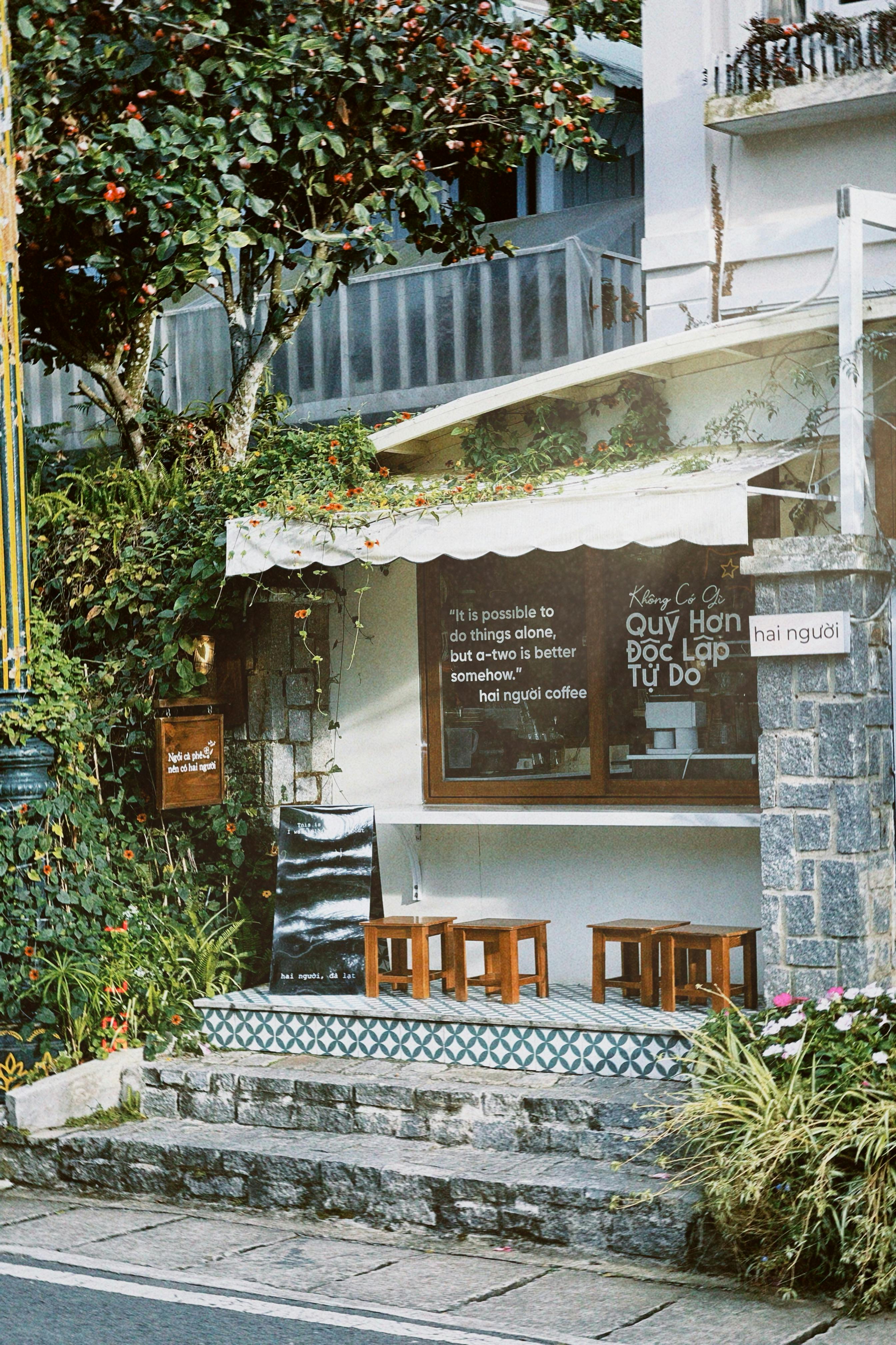 Δωρεάν Ρουστίκ καφετέρια με υπαίθρια καθίσματα μέσα σε πράσινο στο Νταλάτ του Βιετνάμ. Φωτογραφία από στοκ φωτογραφιών