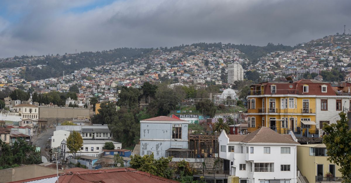 Casas coloridas nos cerros de Valparaíso, com vista para a baía