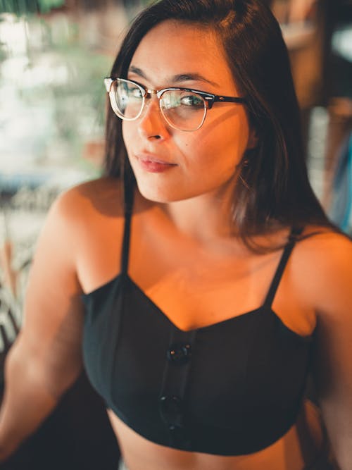 Foto De Mulher Usando óculos Com Armação Preta