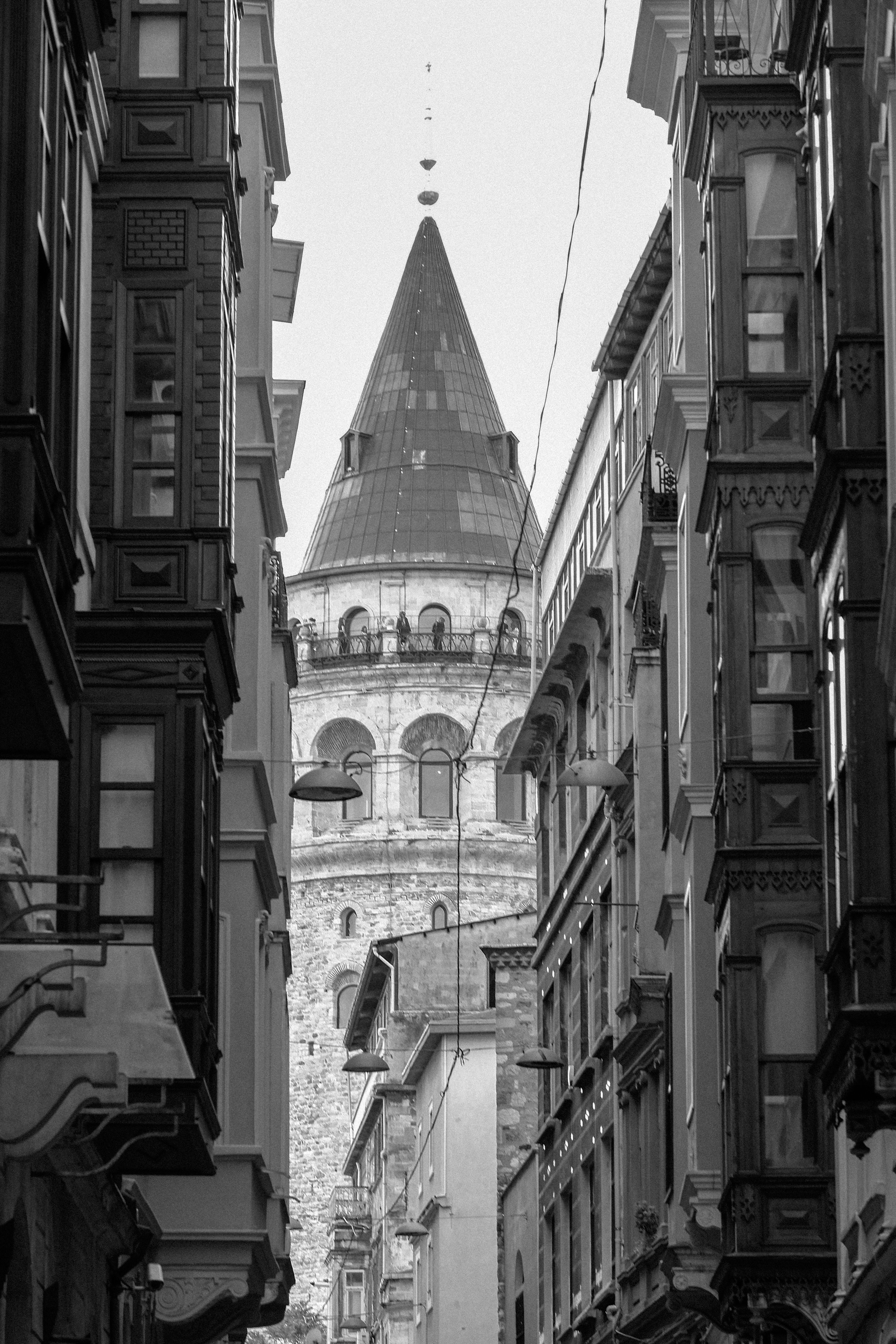 Gratis Sort-hvid udsigt over Galatatårnet indrammet af klassisk arkitektur i hjertet af Istanbul. Lagerfoto