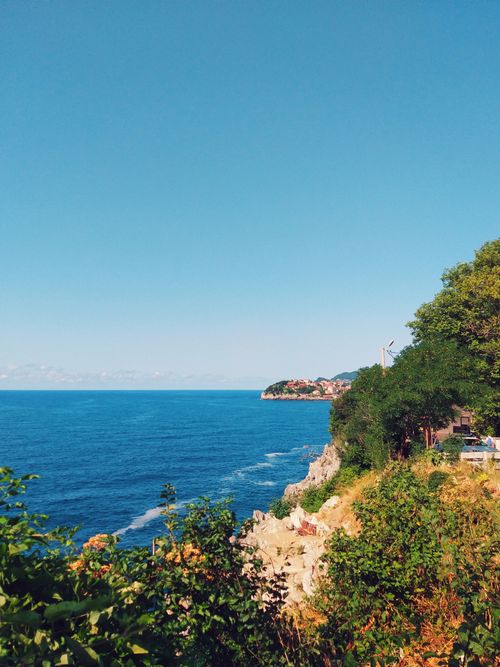 Free Discover the picturesque coastline of Zonguldak, Türkiye, with vibrant greenery and expansive sea views. Stock Photo