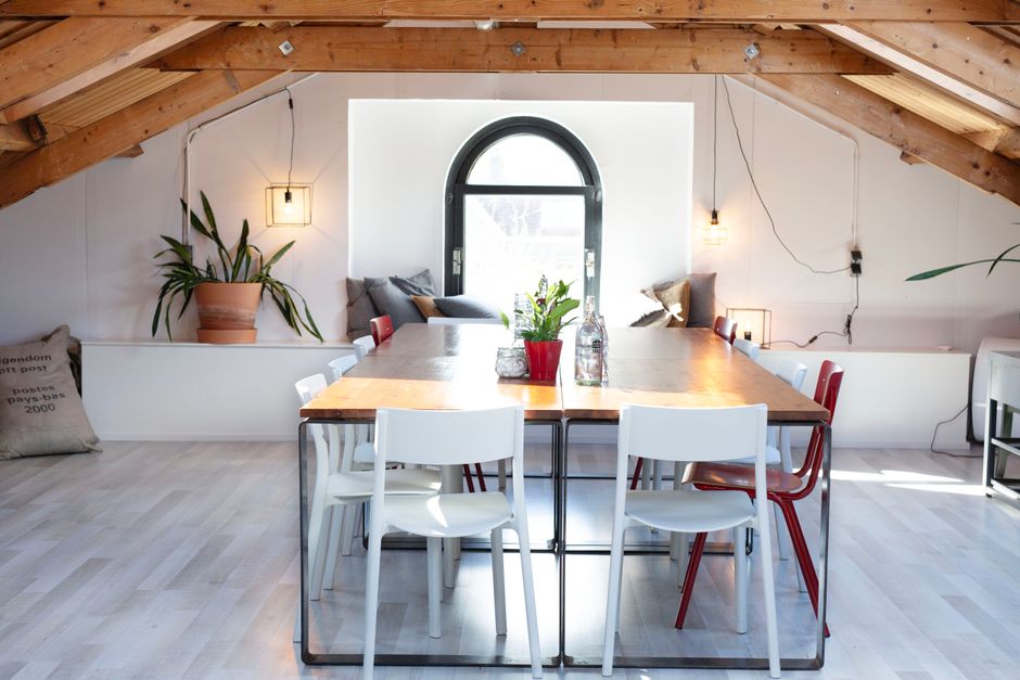 Gezellige zomerkamer met licht door grote ramen. Gezellige zomerkamer met licht door grote ramen.