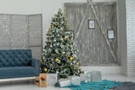 客厅装饰精美，摆放着圣诞树和礼物，洋溢着喜庆的节日氛围