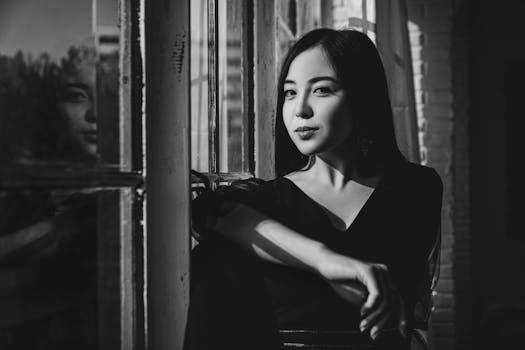 窗前，一幅女人的黑白肖像散发着优雅与神秘