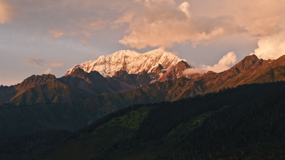林芝雅鲁藏布江大峡谷与南迦巴瓦峰雪山景观