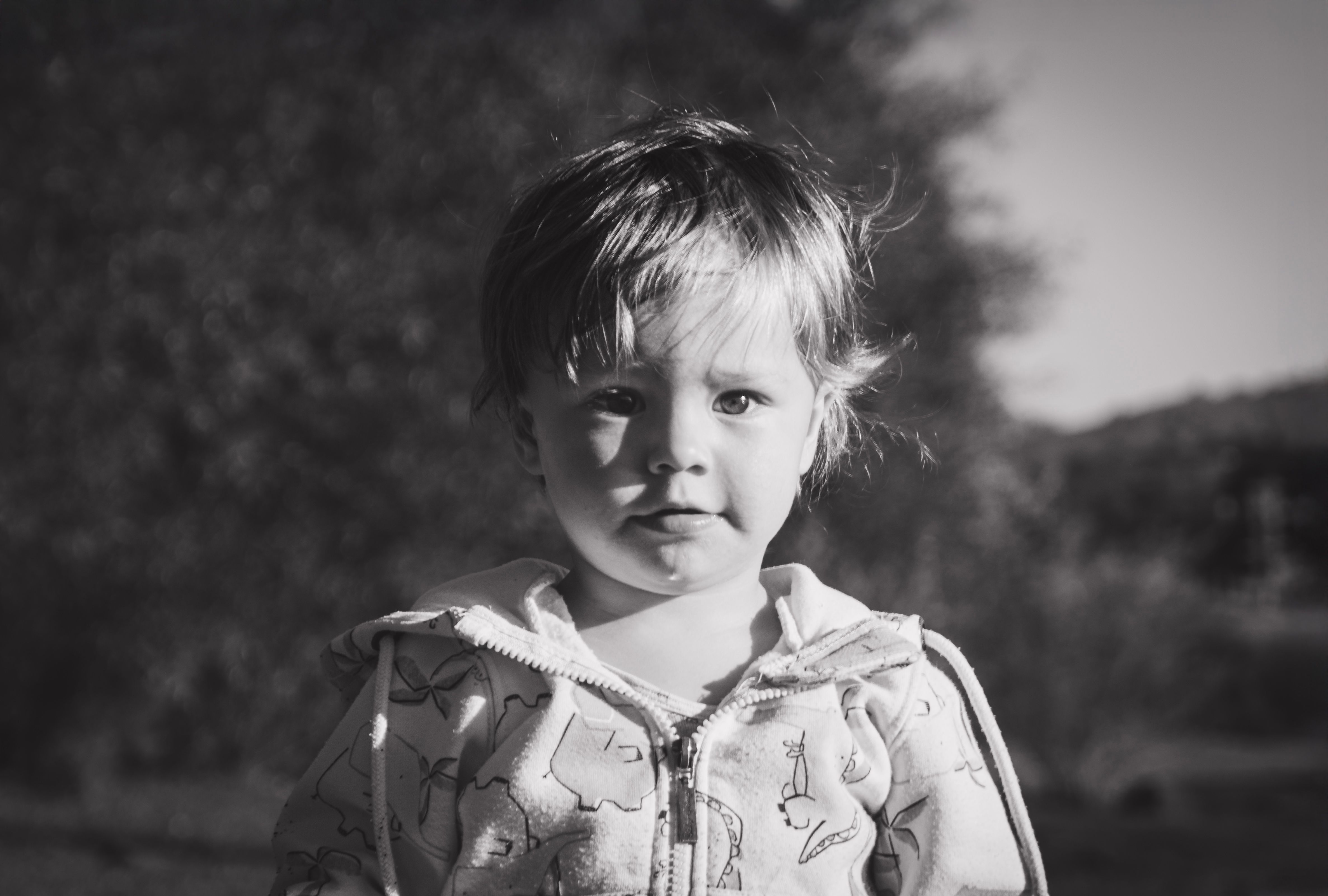Retrato Sereno En Blanco Y Negro De Un Niño Al Aire Libre · Foto de ...