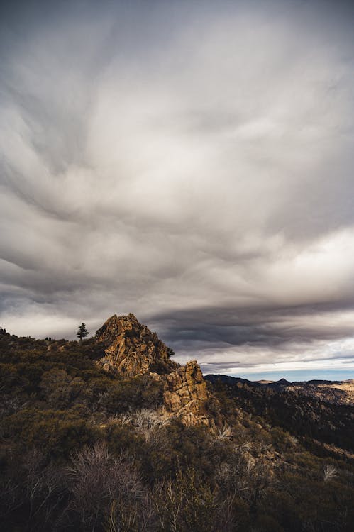Безкоштовне стокове фото на тему «skyscape, Буря, гора»