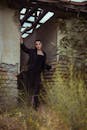 一位穿着优雅黑色服装的女子在伊朗一座废弃的建筑里摆姿势