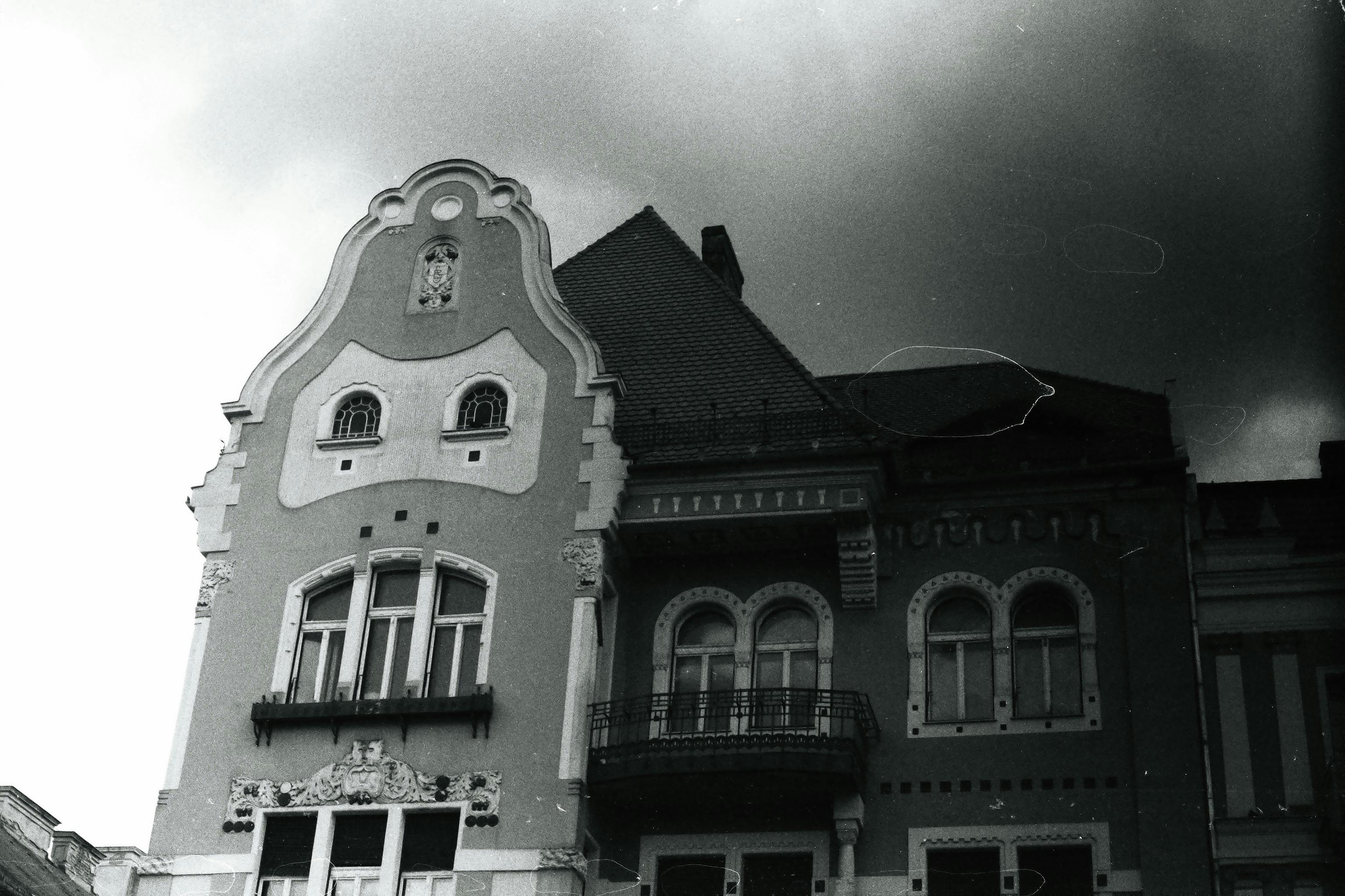 Ücretsiz Kasvetli bir gökyüzünün altında eski Avrupa mimarisinin çarpıcı siyah beyaz fotoğrafı. Stok Fotoğraflar