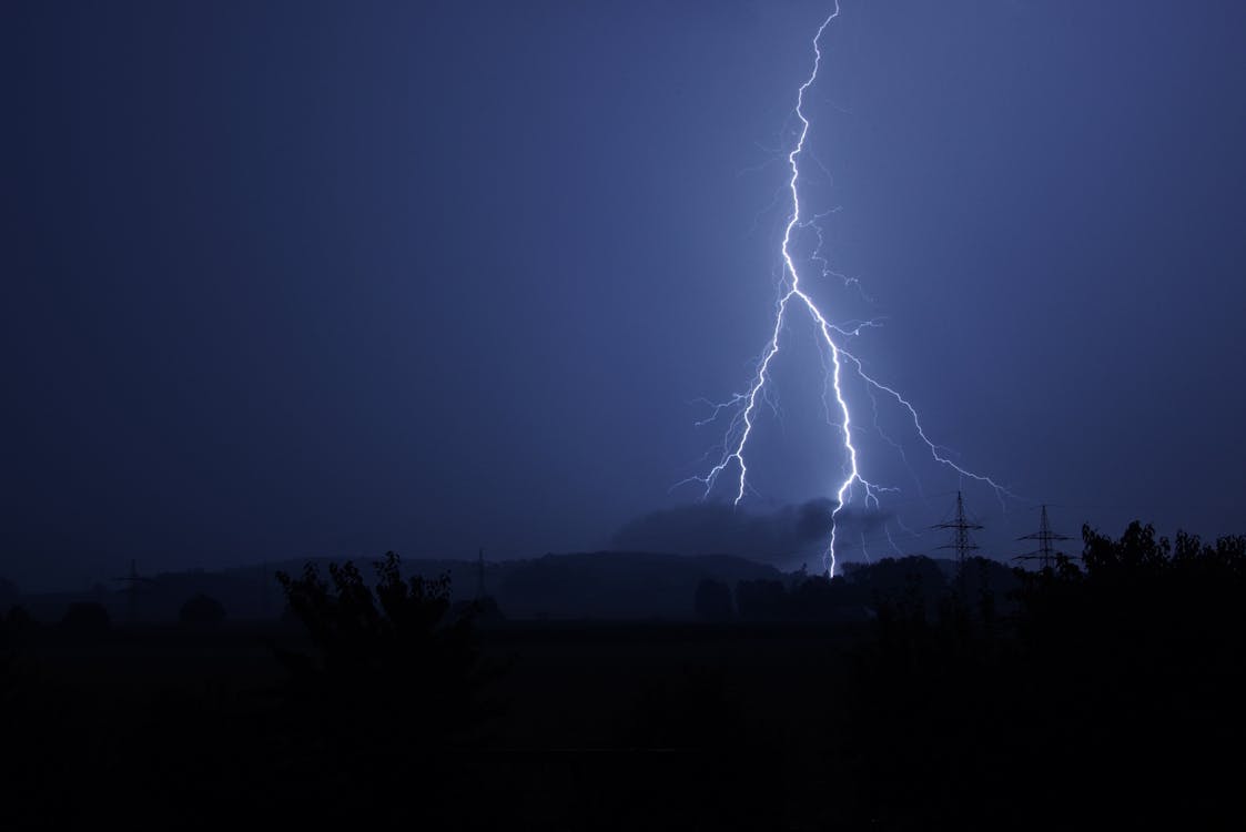 無料 夜間の雷の衝撃 写真素材