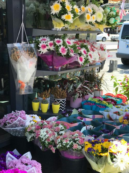 Free Colorful bouquets and arrangements at an outdoor flower market on a bright day. Stock Photo
