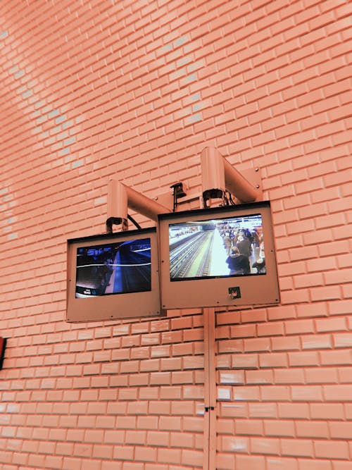 Foto Van Monitoren Aan De Muur Hangen