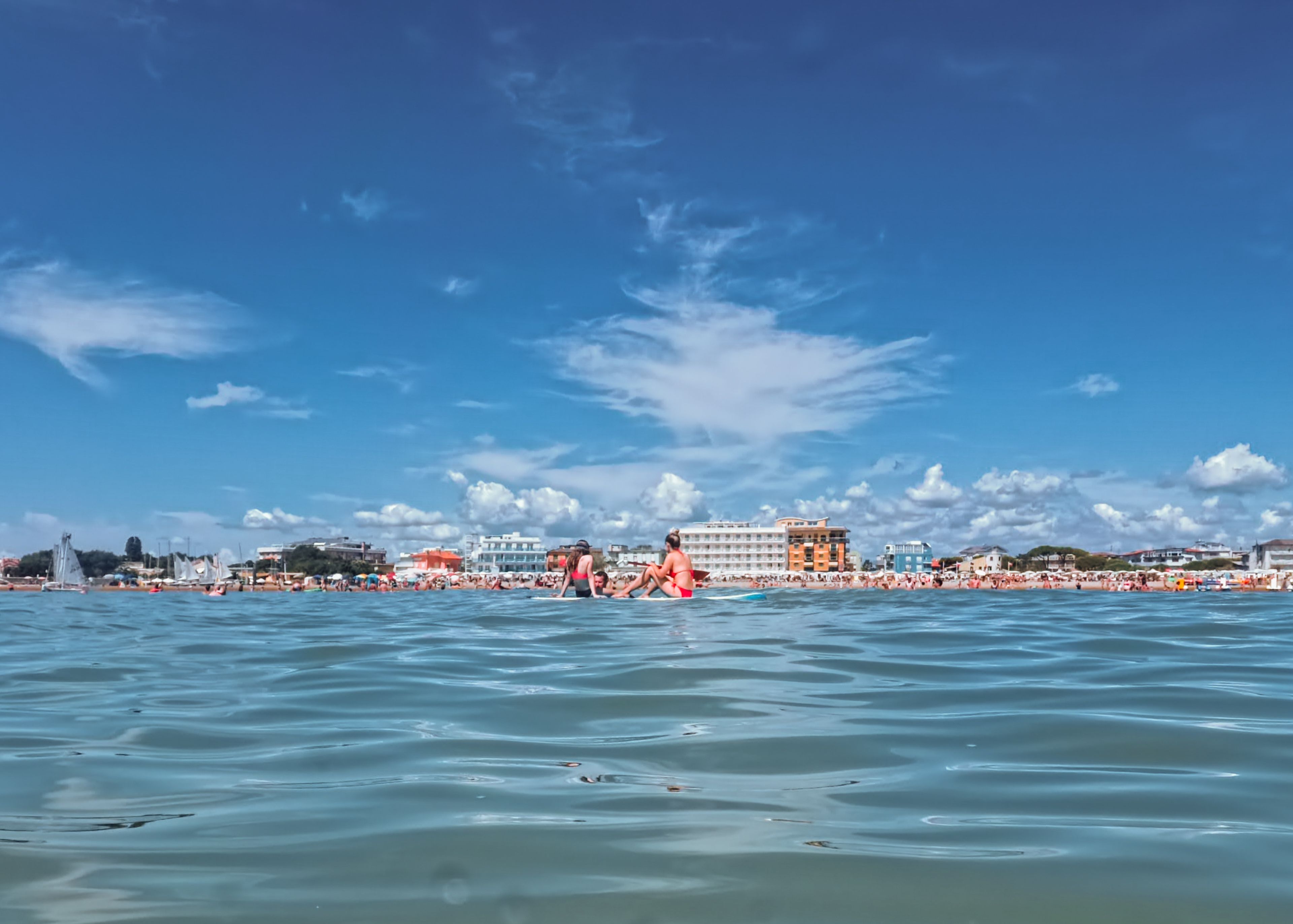 Plajă pe litoralul românesc cu apă de 25 de grade Celsius