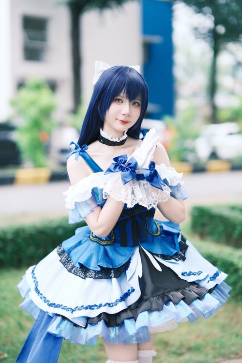 Free Colorful portrait of a cosplayer outdoors in a detailed costume with blue tones. Stock Photo