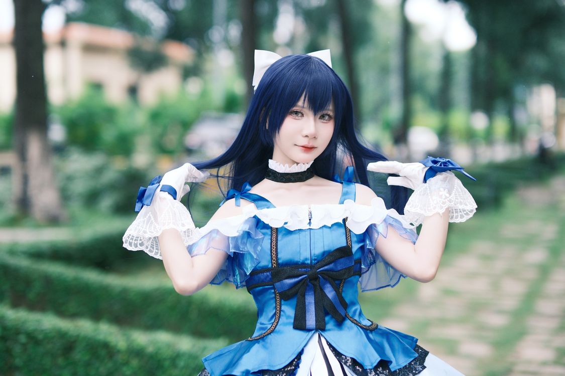 户外穿着蓝色动漫服装的 Cosplayer · 免费素材图片