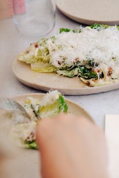 Poitrine de poulet croustillante aux herbes avec quinoa et brocolis vapeur