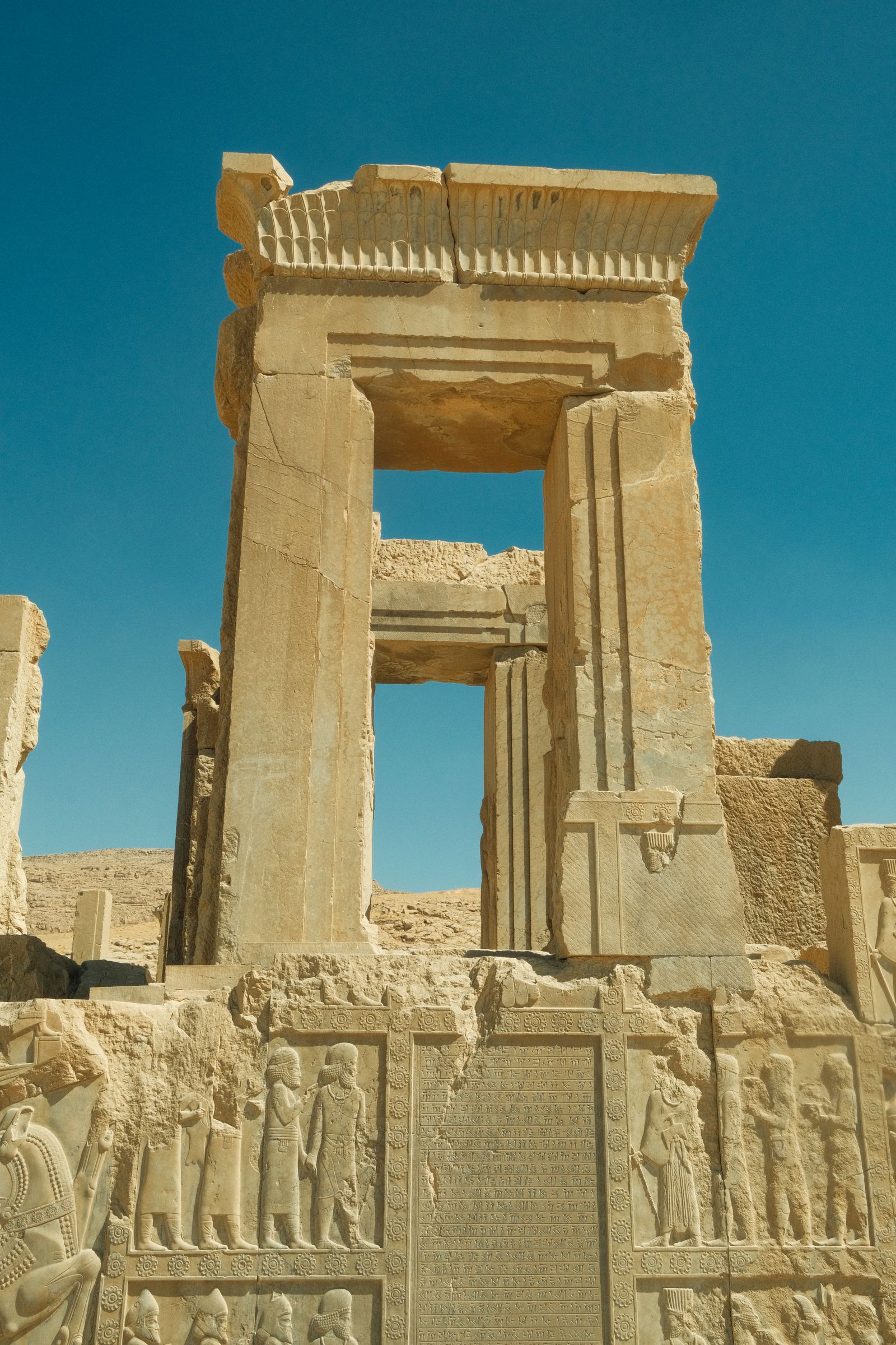 تخت جمشید در آسمان آبی