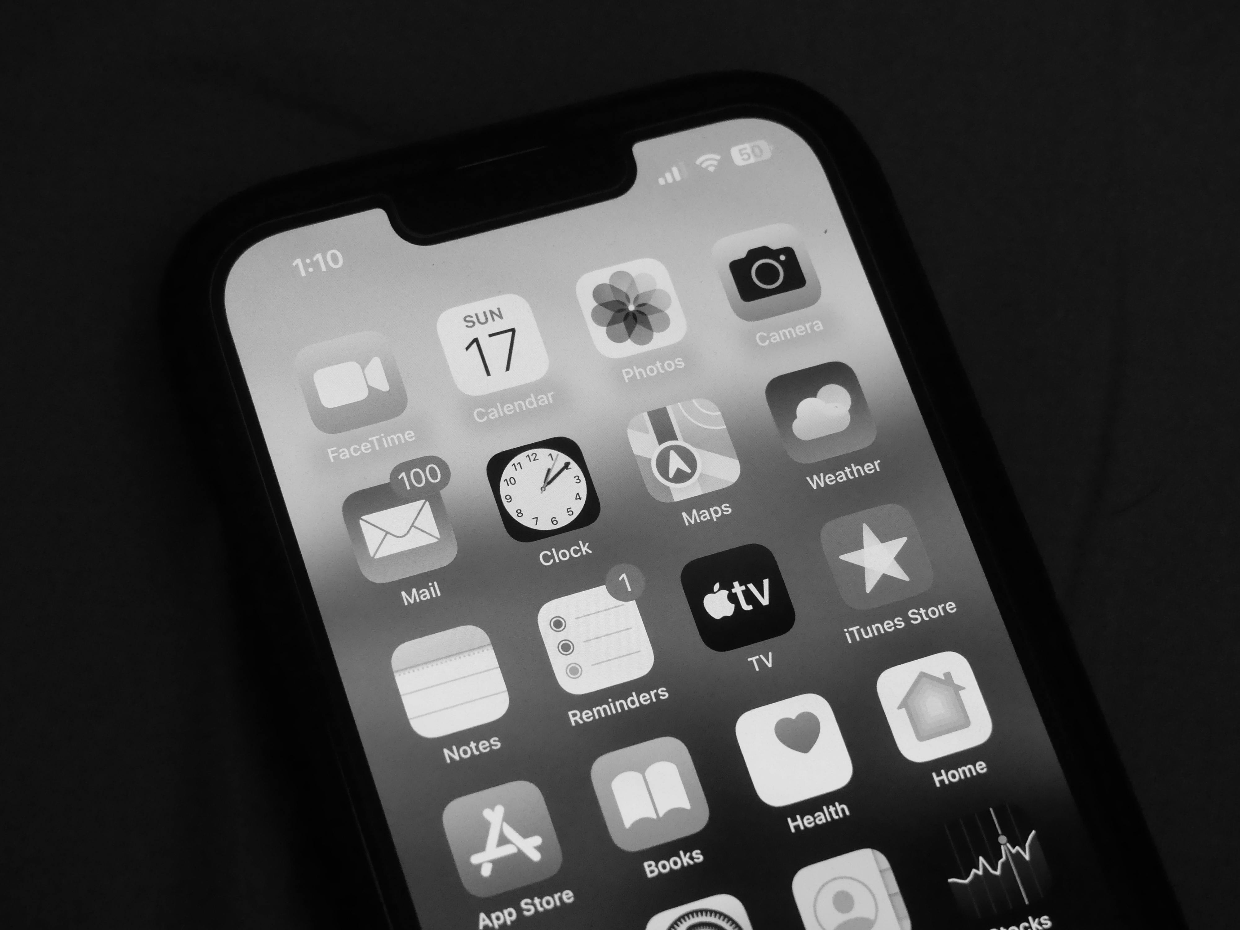 gratis Close-up van een smartphonescherm met verschillende app-pictogrammen in monochroom. Stockfoto