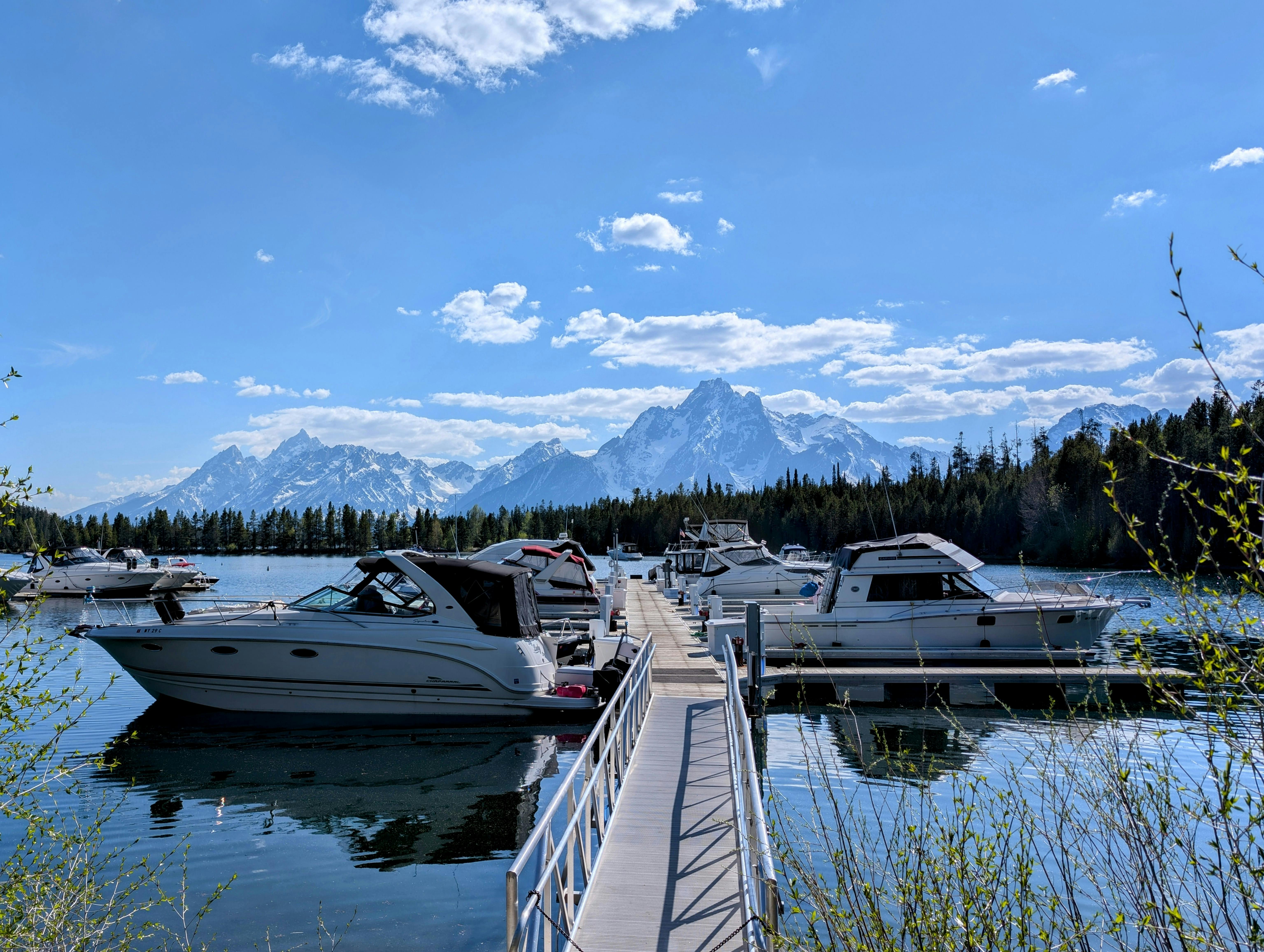 Geniet van varen met een sloep in een lichte regenbui