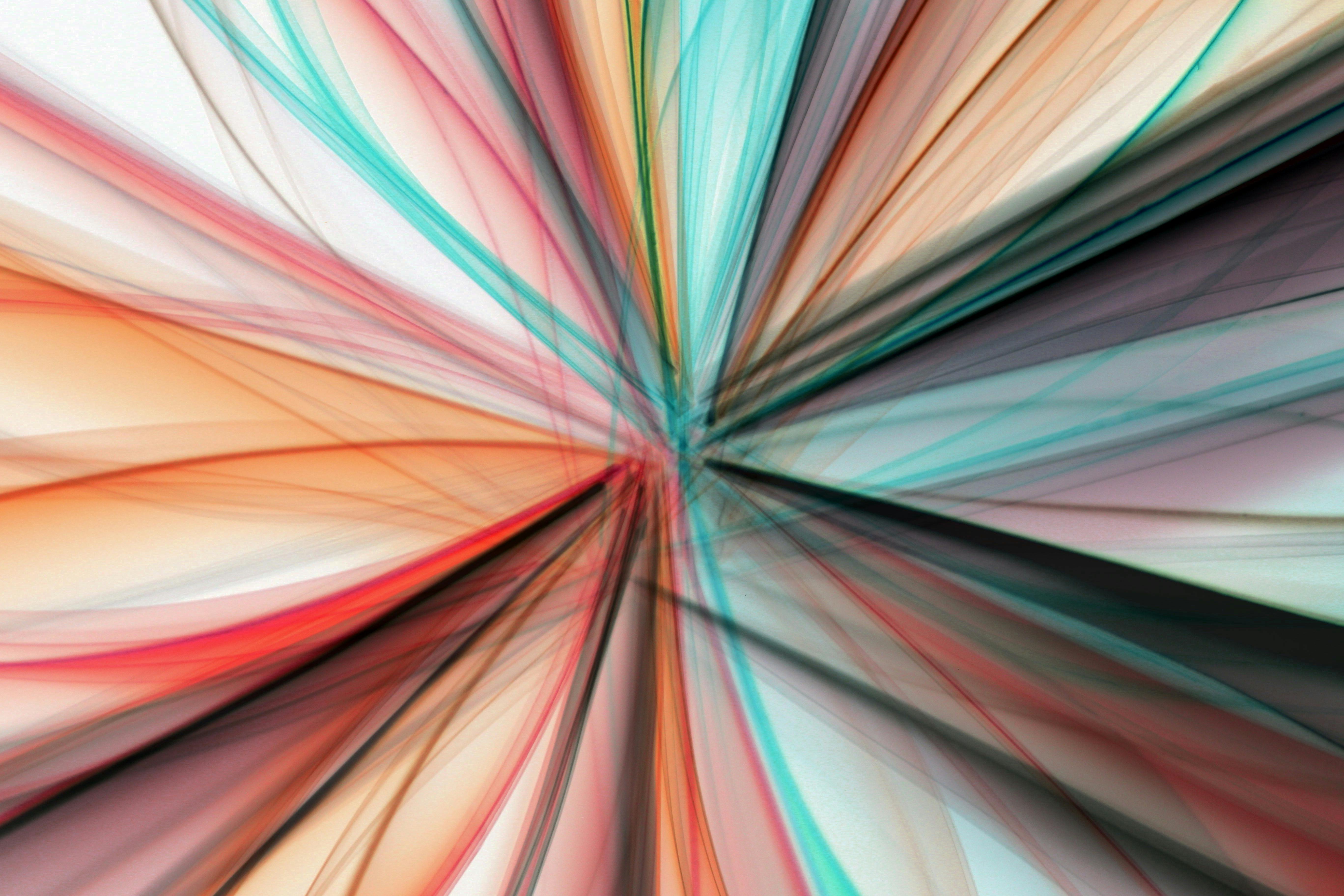 ฟรี ภาพนามธรรมที่สดใสของเส้นแสงหลากสีที่แผ่ออกไปสร้างเอฟเฟกต์การระเบิดแบบไดนามิกด้วยเฉดสีที่ผสมผสานกันอย่างนุ่มนวล คลังภาพถ่าย