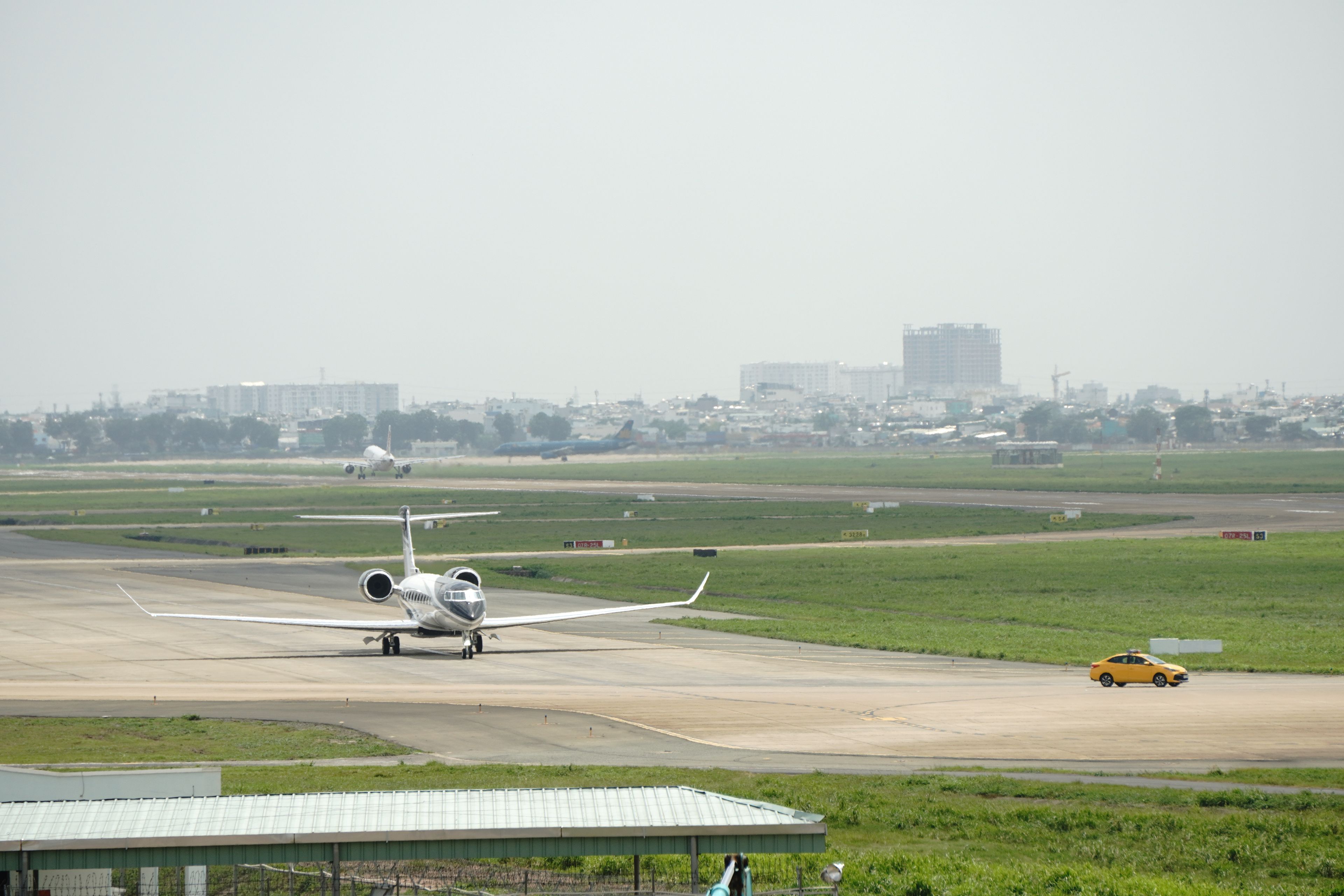 Gap-Tallard Airfield (LFNA), Tallard, Hautes-Alpes — private jet cleaning