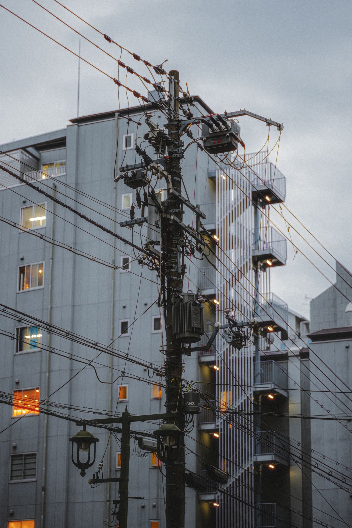 電柱と電線のある街並み
