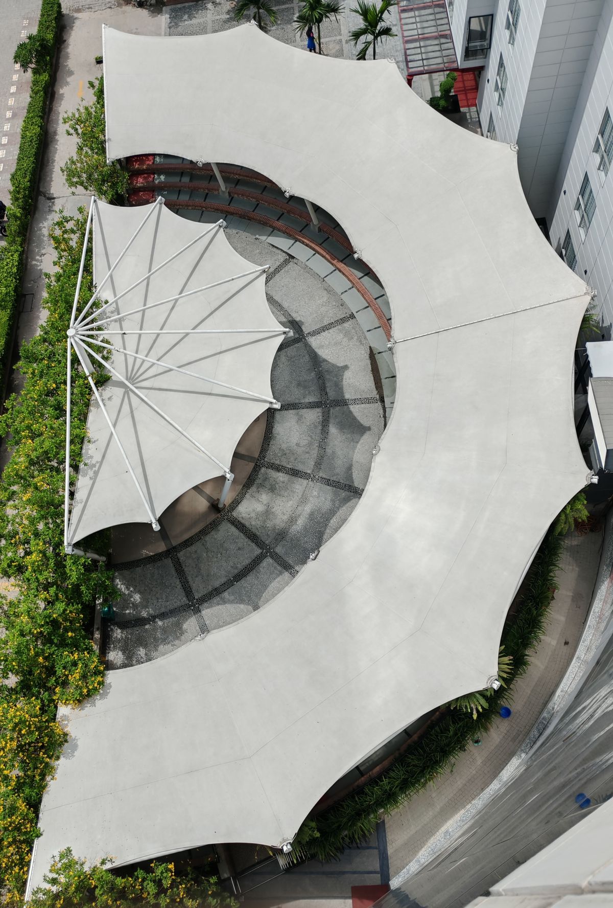 Vista aérea de una cubierta arquitectónica moderna