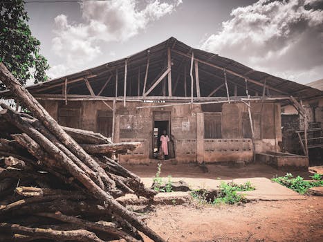 尼日利亚伊拉罗的乡村木屋配有原木和小花园
