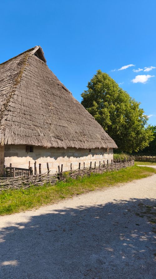 Free Traditional thatched-roof house in Bad Windsheim, Germany, showcasing rustic European architecture. Stock Photo