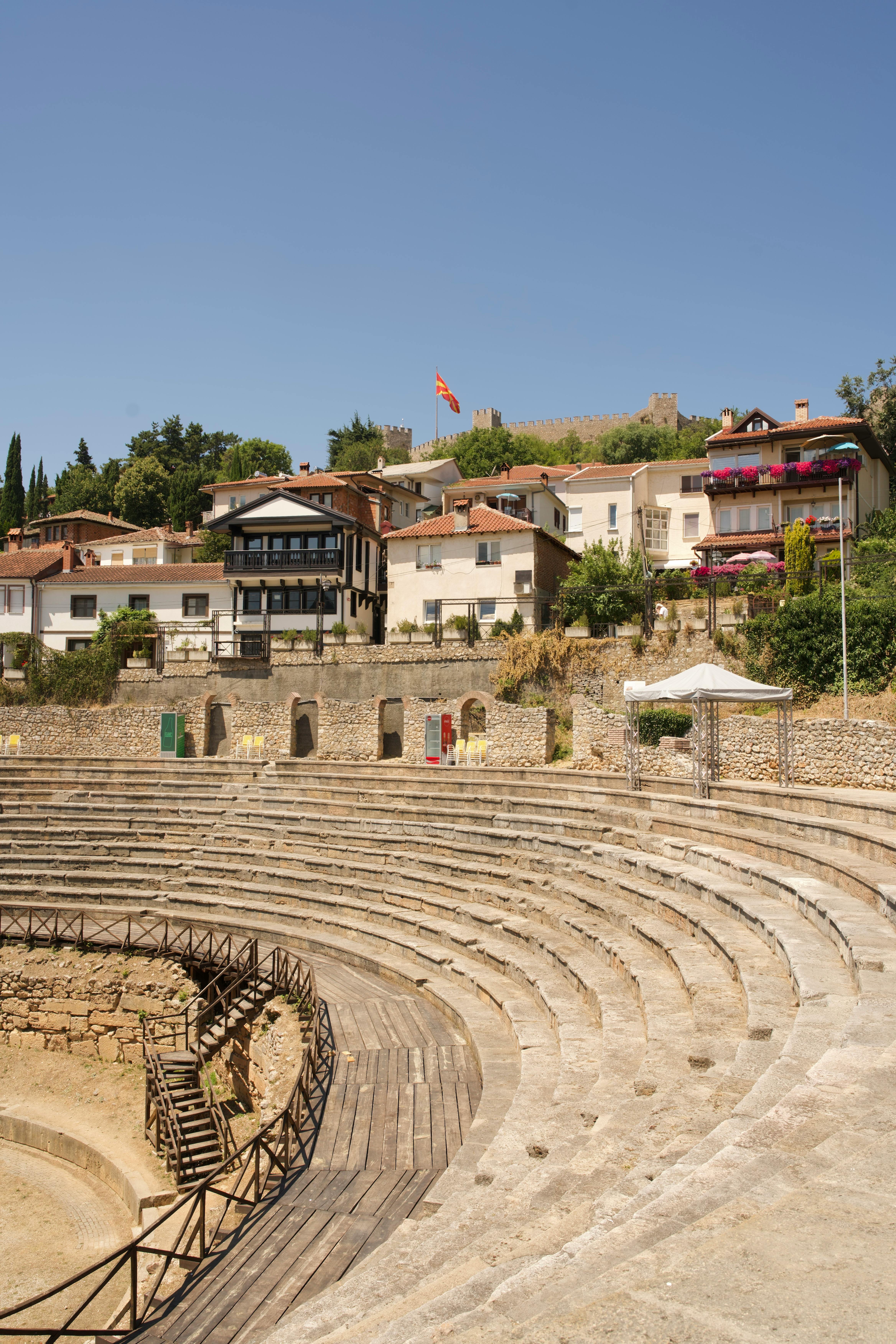 Kostenlos Erkunden Sie das historische römische Amphitheater in Ohrid, Mazedonien, unter klarem Sommerhimmel. Stock-Foto