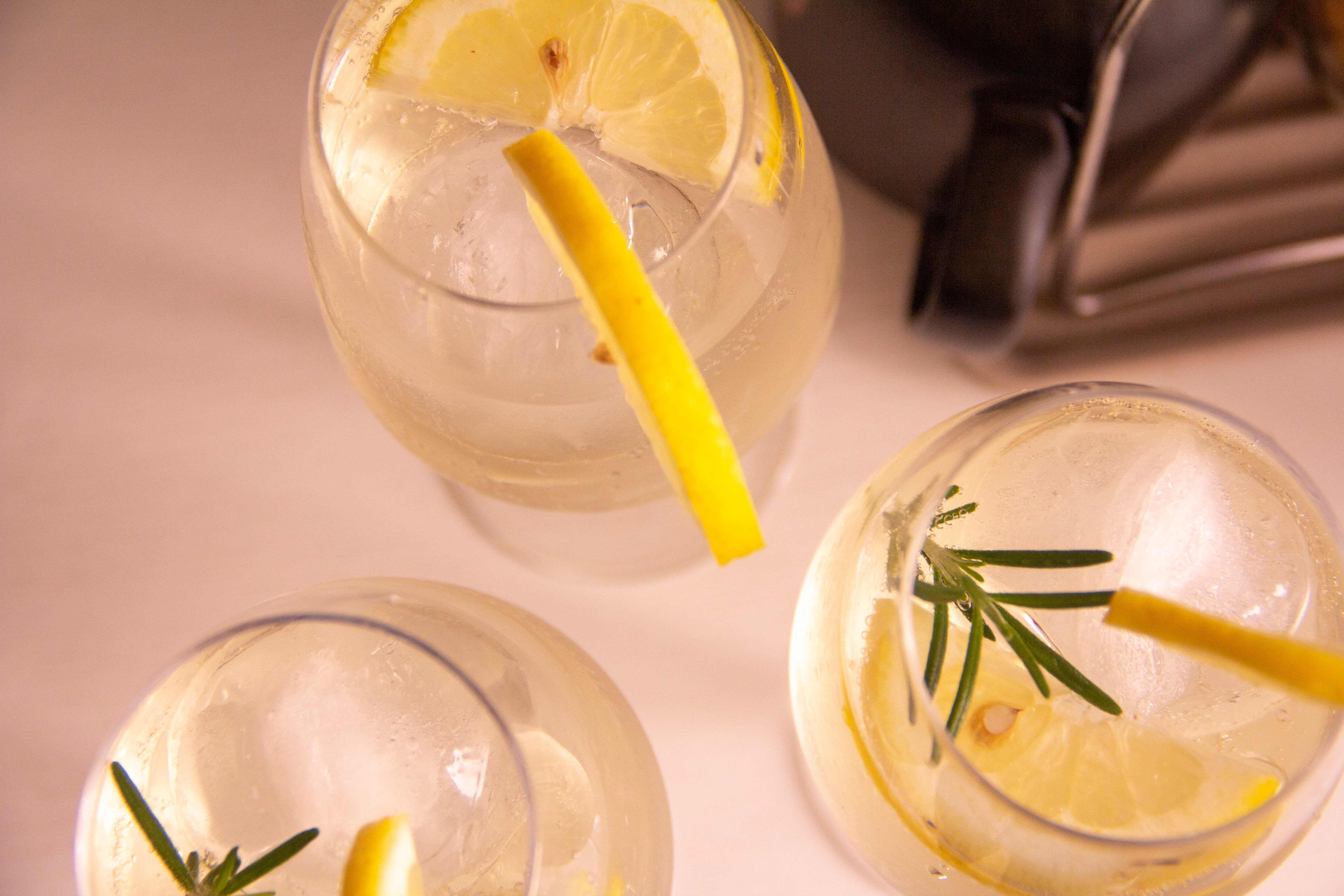Clarified milk punch : la technique expliquée - La technique de clarification étape par étape