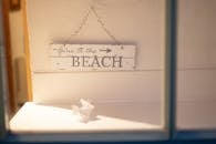 灯光柔和，里面挂着一块写着“去海滩”的木制标牌
