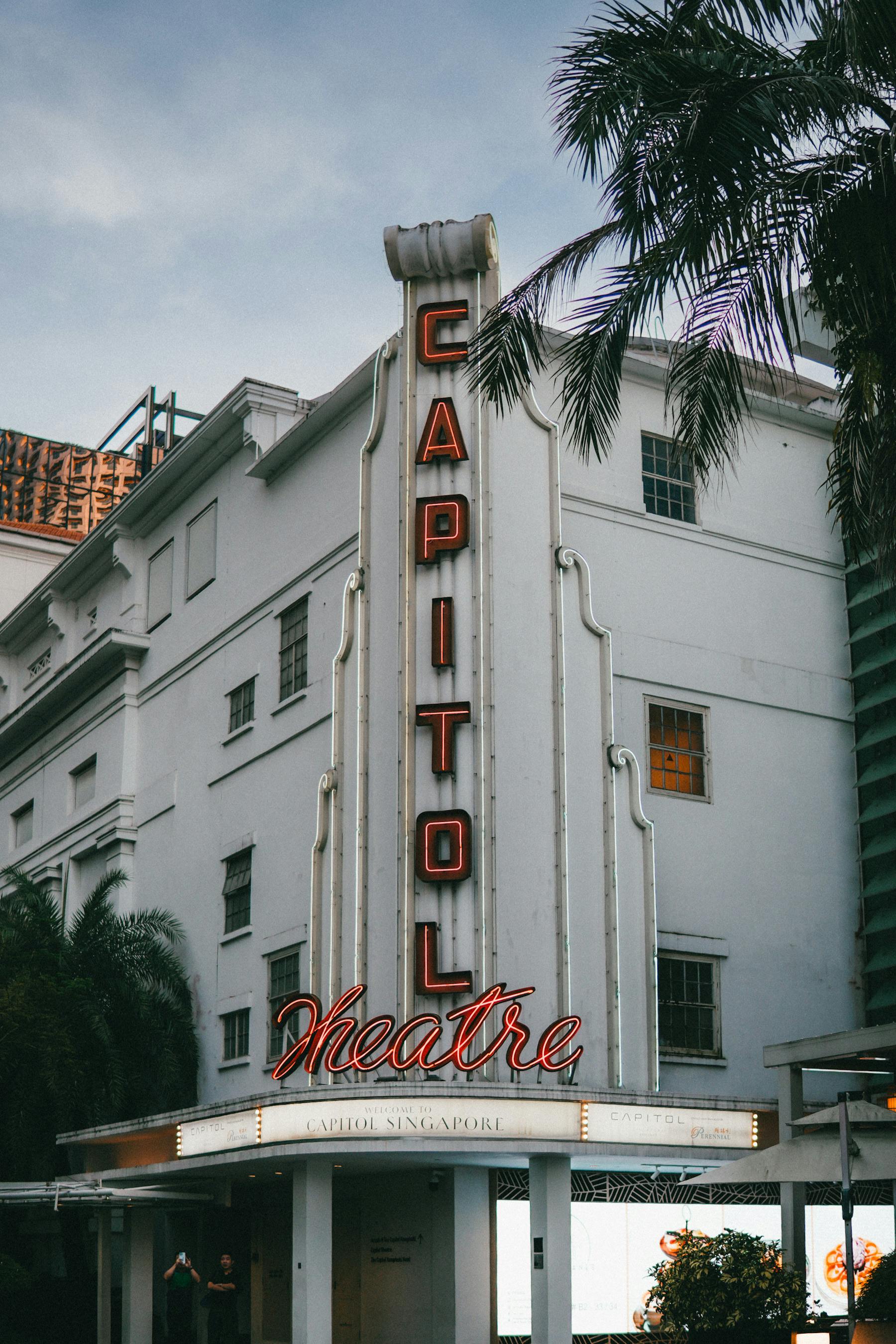 grátis Vista cativante do icônico Capitol Theatre em Cingapura, exibindo sua arquitetura vintage e letreiros de neon. Foto profissional